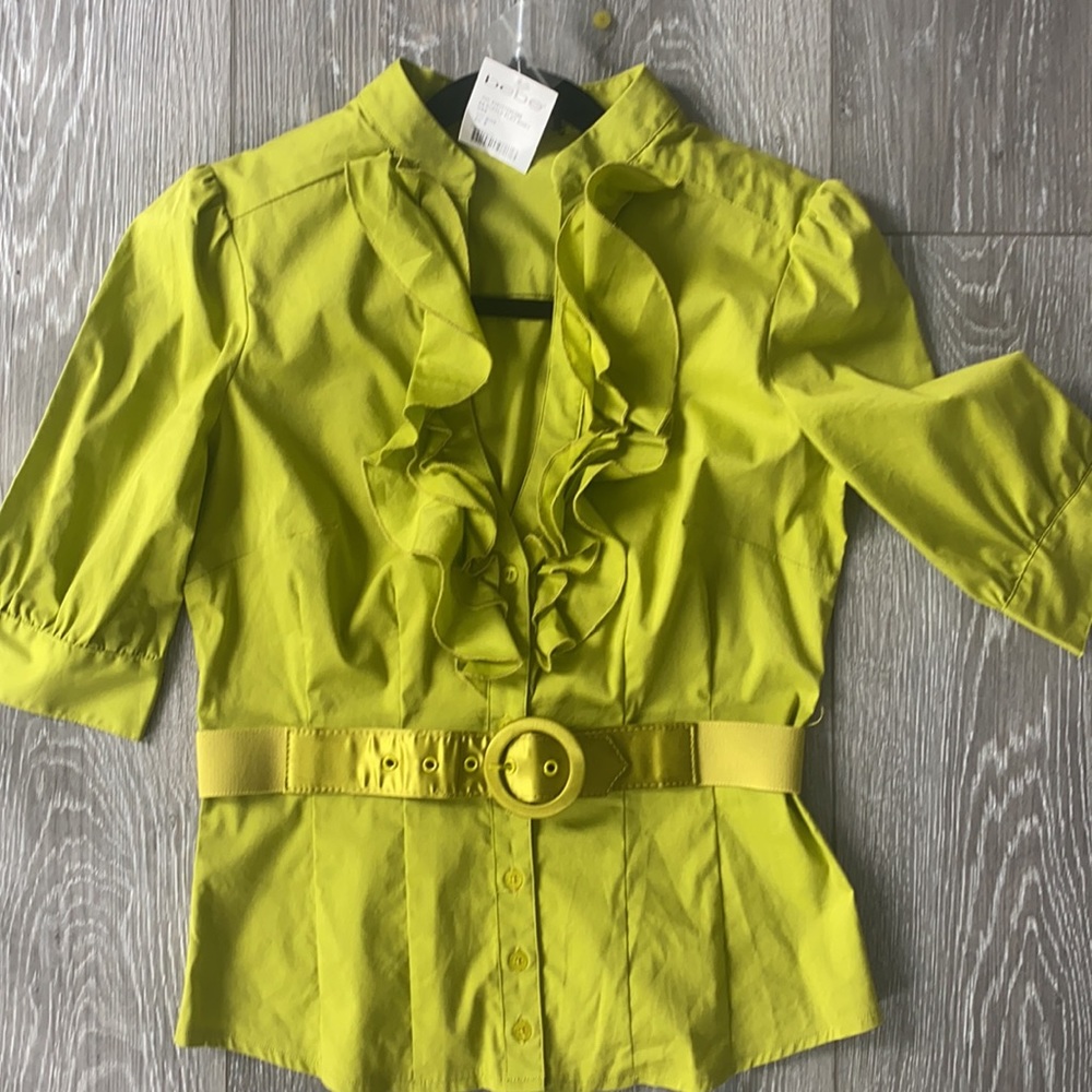 🆕BEBE GREEN RUFFLE V NECK BLOUSE BELT